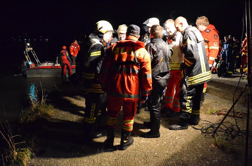 Einsatz BF Koeln PKW im Rhein Mondorf Hersel P065.JPG